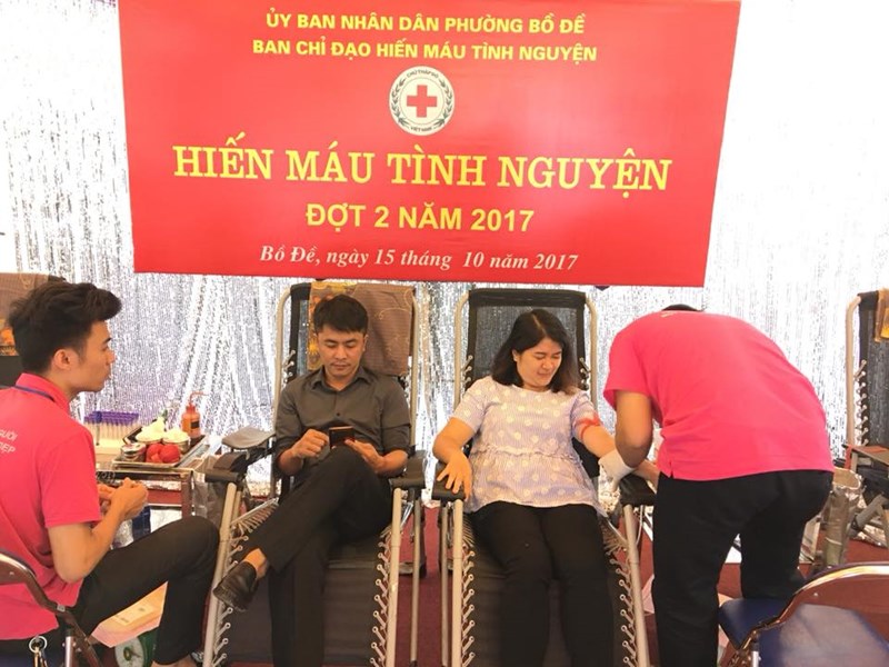 Giáo viên trường THCS Ngọc Lâm tham gia hiến máu nhân đạo